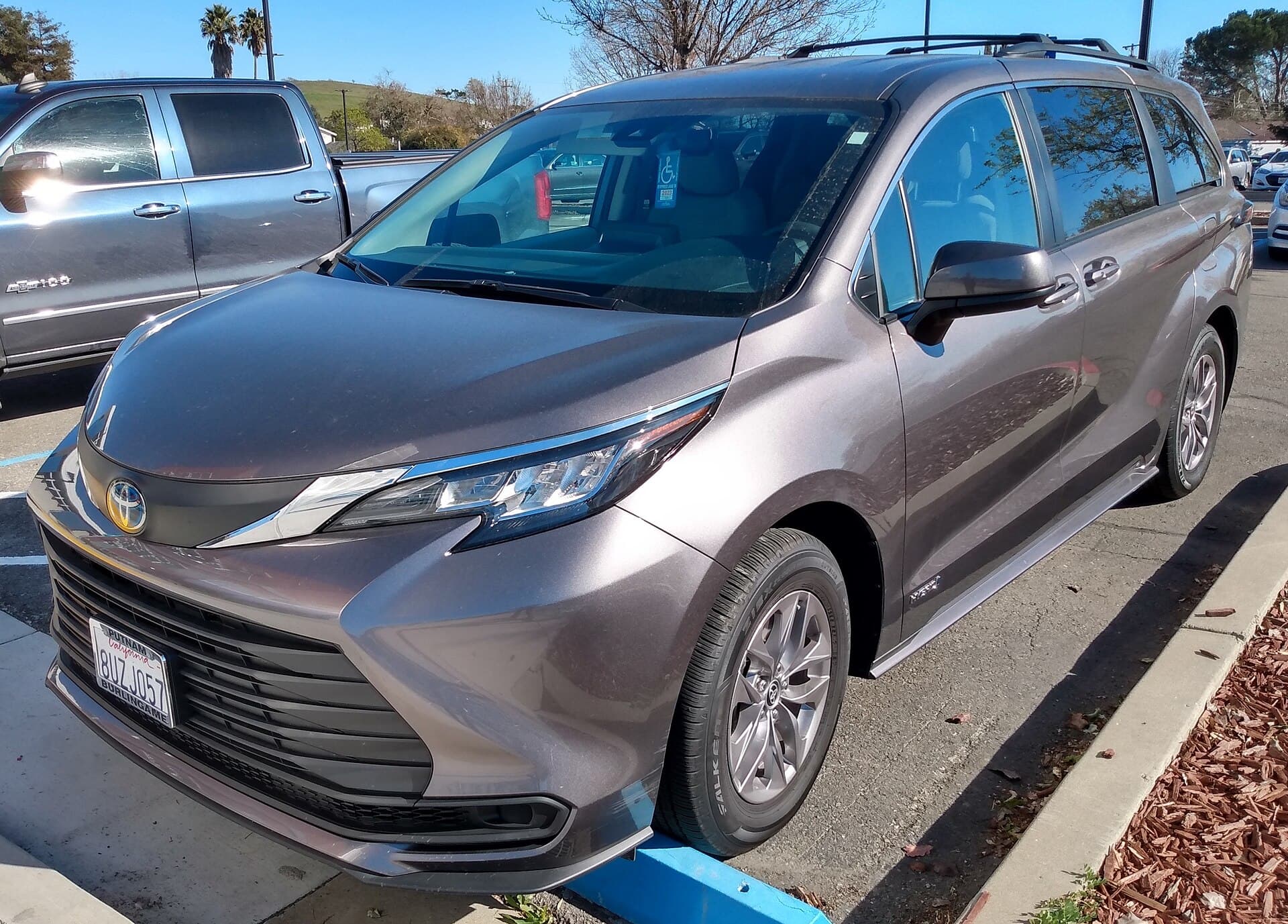 2022 Toyota Sienna in Celestial Silver — photograph 4 of 5