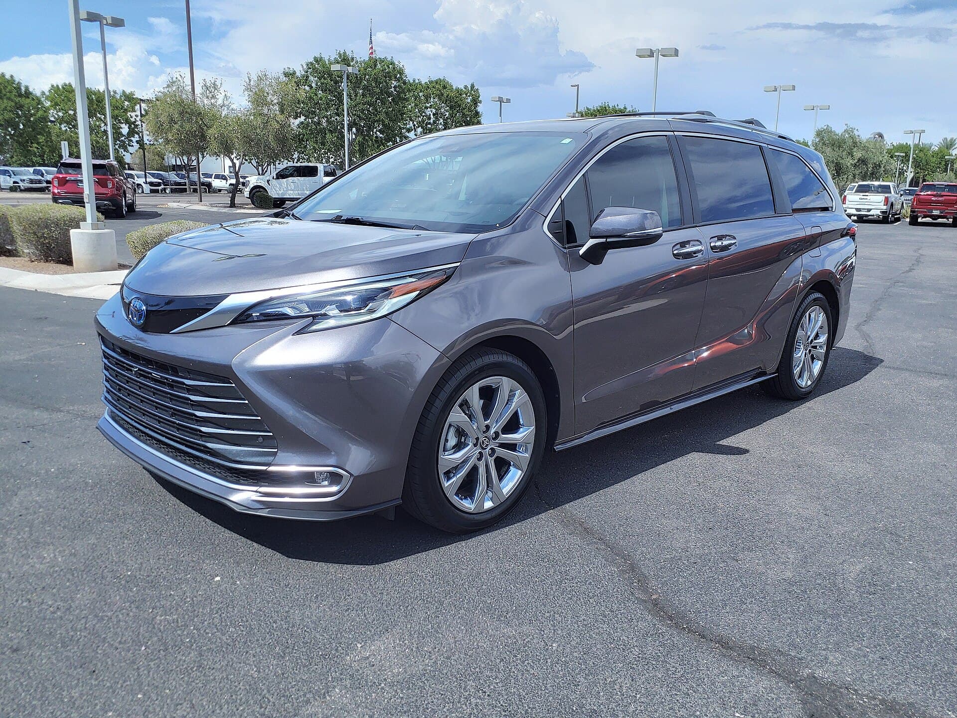 2022 Toyota Sienna in Celestial Silver — photograph 5 of 5