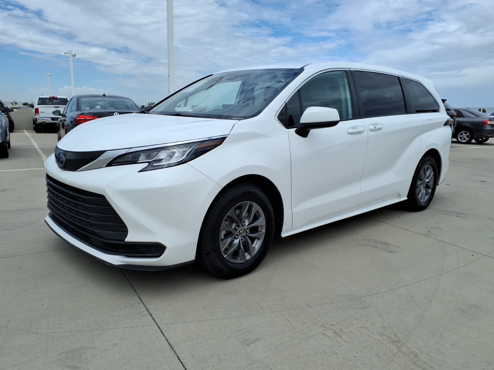 2022 Toyota Sienna in Blizzard White Pearl — photograph 2 of 6