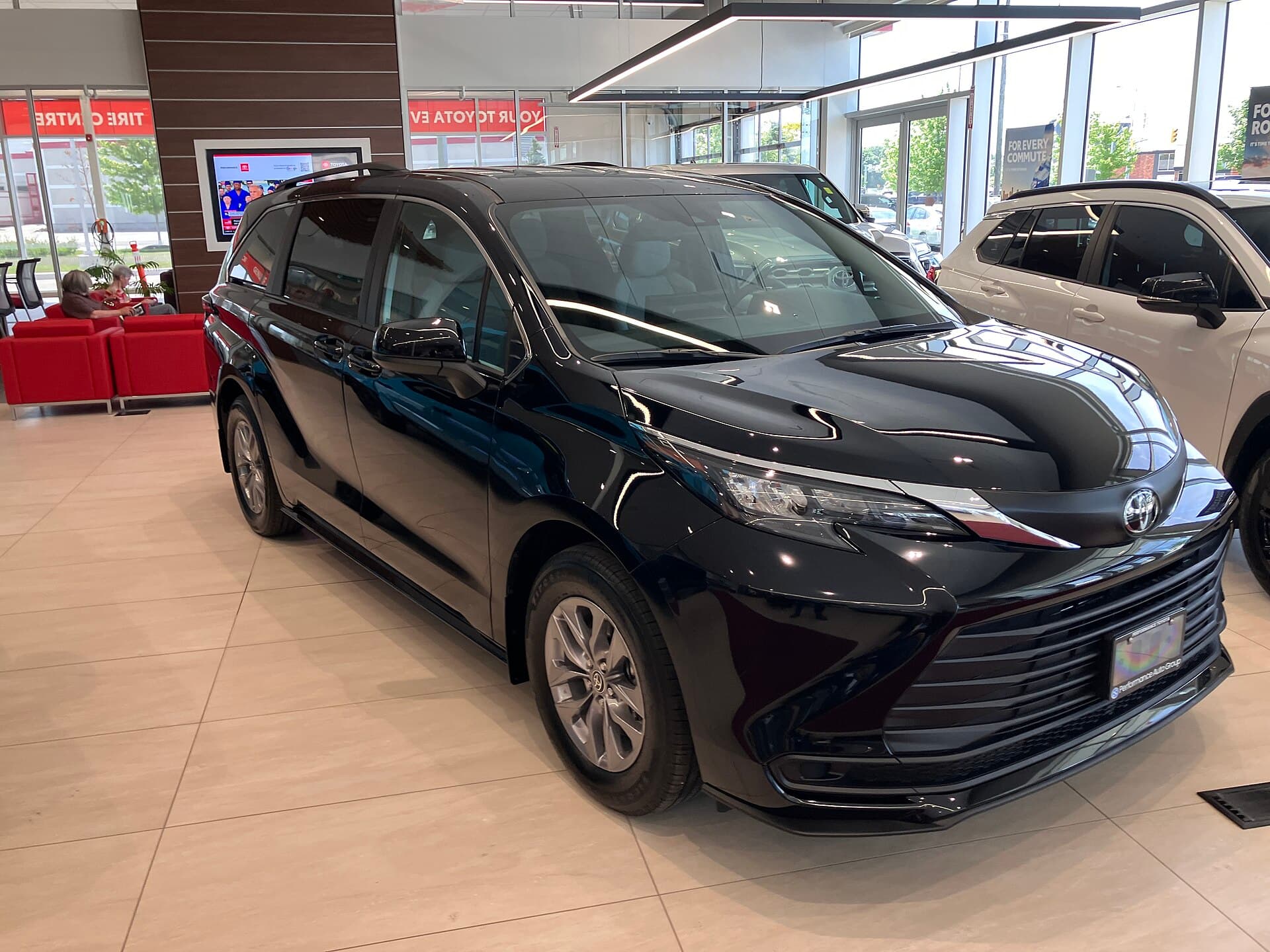 2022 Toyota Sienna in Midnight Black Metallic — photograph 6 of 6