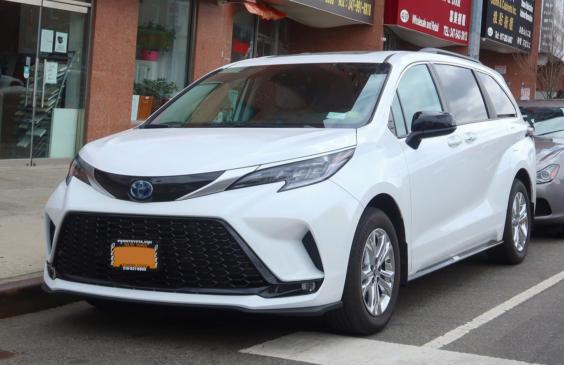 2022 Toyota Sienna in Blizzard White Pearl — photograph 6 of 6