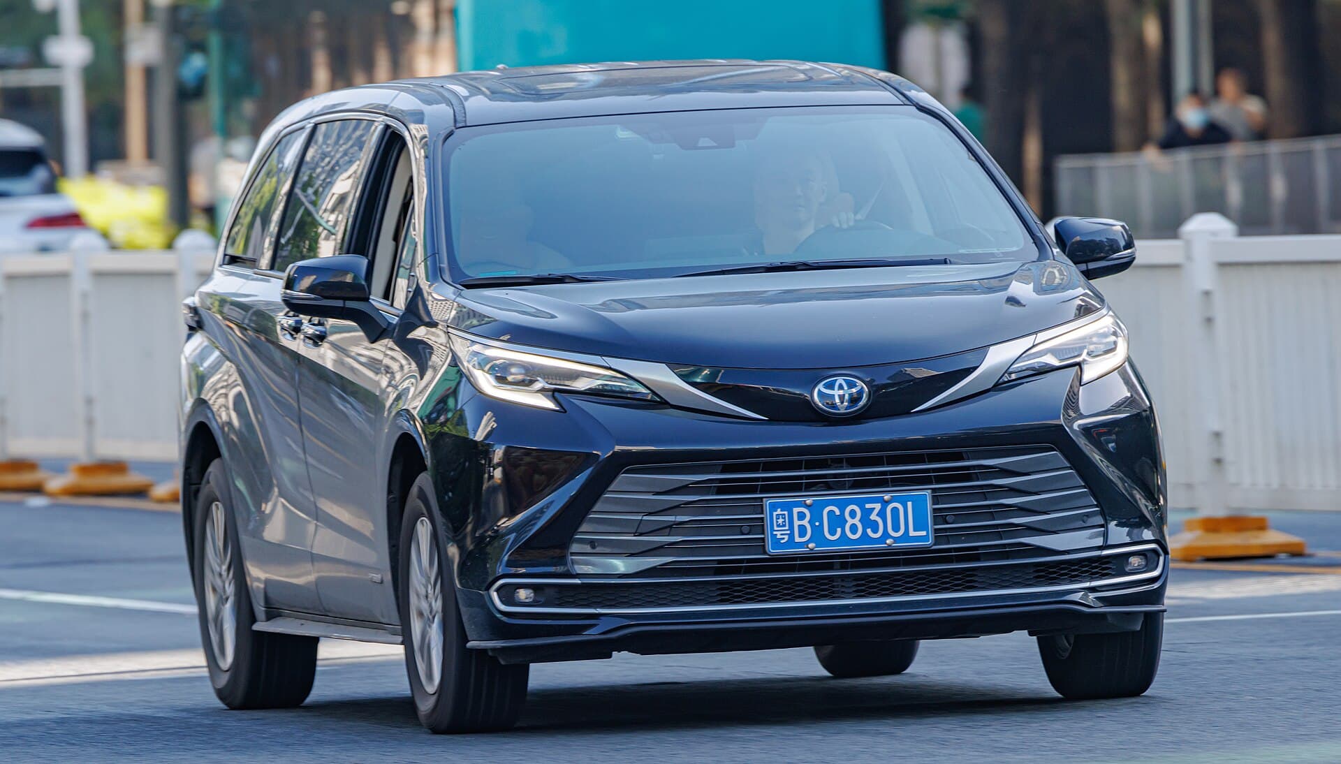 2022 Toyota Sienna in Midnight Black Metallic — photograph 2 of 6