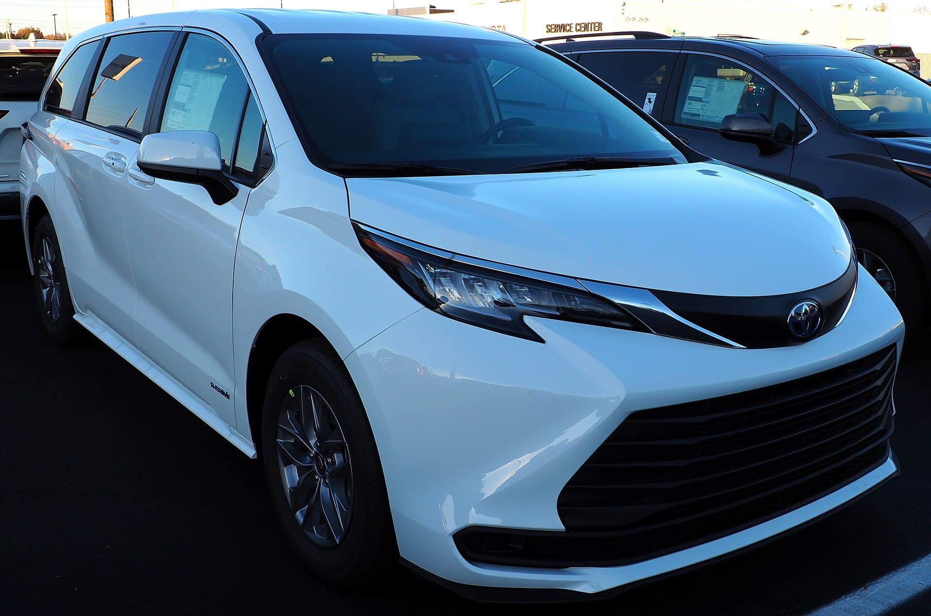 2022 Toyota Sienna in Blizzard White Pearl