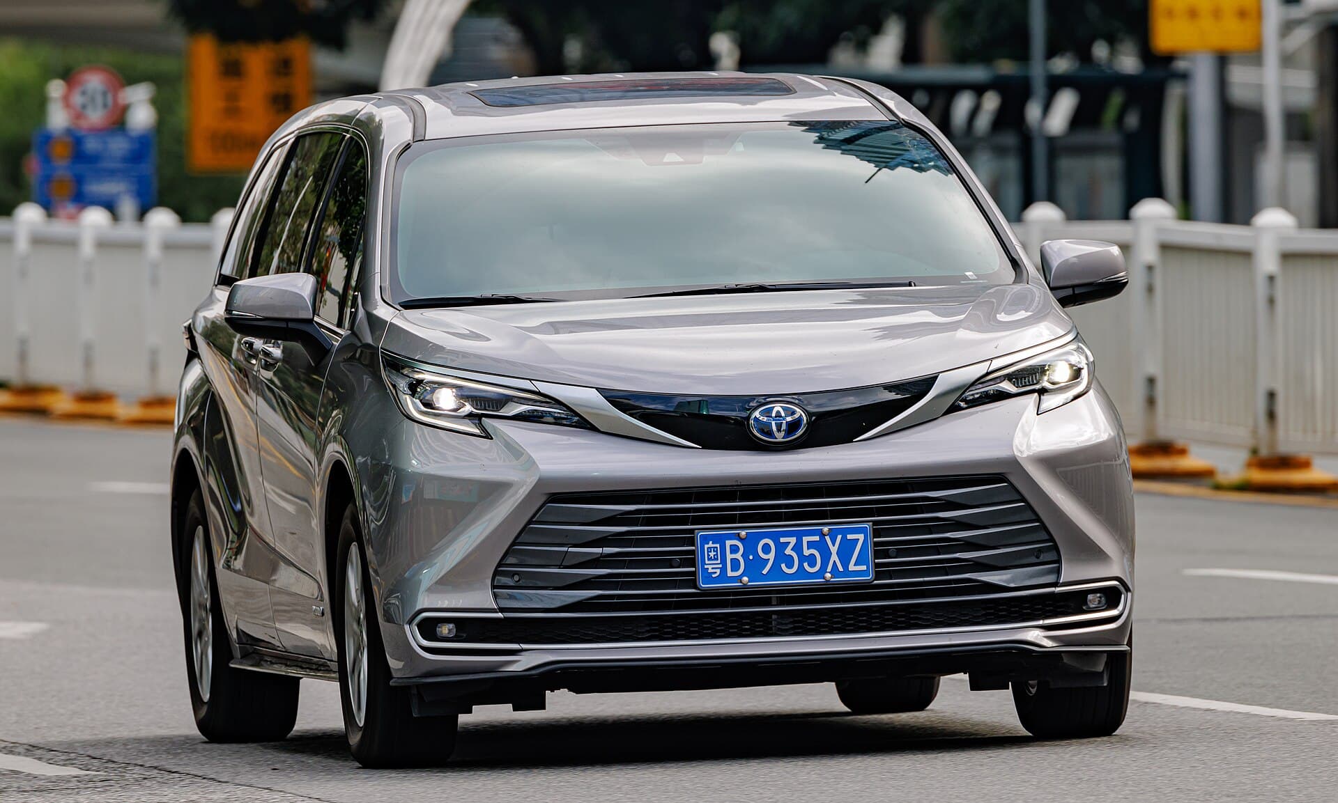 2022 Toyota Sienna in Celestial Silver
