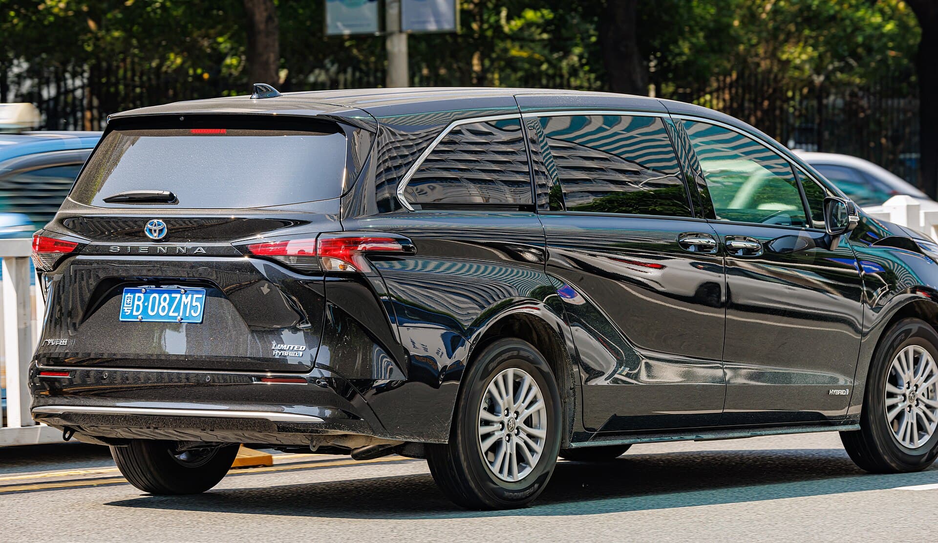 2022 Toyota Sienna in Midnight Black Metallic